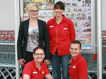Mit den Vorbereitungen zur Wiedereröffnung sind beschäftigt: Bereichsleiterin Viola Klawonn (hinten links), Filialleiterin (Burkardroth) Kerstin Dippold sowie Filialleiterin Schlüchtern Daniela Galonska-Müller (links knieend) und Filialleitungsanwärterin Schlüchtern Olga Martaller. Foto: Gabriele Sell