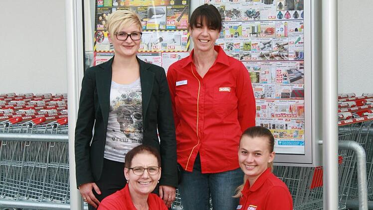 Mit den Vorbereitungen zur Wiedereröffnung sind beschäftigt: Bereichsleiterin Viola Klawonn (hinten links), Filialleiterin (Burkardroth) Kerstin Dippold sowie Filialleiterin Schlüchtern Daniela Galonska-Müller (links knieend) und Filialleitungsanwärterin Schlüchtern Olga Martaller. Foto: Gabriele Sell