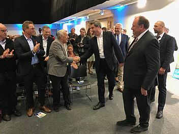 Ministerpräsident Markus Söder begrüßte die Gäste der Abendveranstaltung in Herzogenaurach, unter ihnen auch den ehemaligen Landtagsabgeordneten Christoph Maier.  Foto: Michael Busch