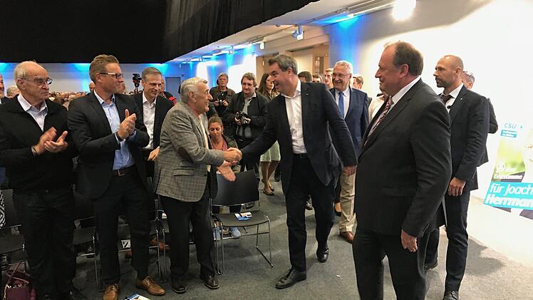 Ministerpräsident Markus Söder begrüßte die Gäste der Abendveranstaltung in Herzogenaurach, unter ihnen auch den ehemaligen Landtagsabgeordneten Christoph Maier.  Foto: Michael Busch