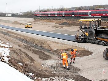Der Wirtschaftsweg wird asphaltiert. Auf der Fläche links oben im Bild wird die neue Brücke vormontiert.  Foto: Josef Hofbauer