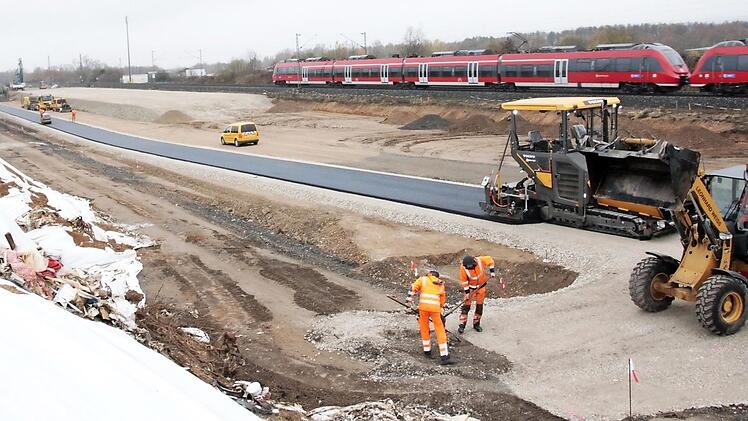 Der Wirtschaftsweg wird asphaltiert. Auf der Fläche links oben im Bild wird die neue Brücke vormontiert.  Foto: Josef Hofbauer