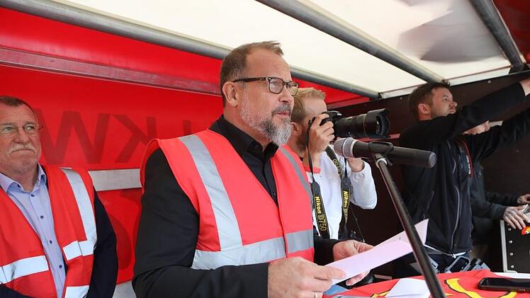 Deutliche Worte: Betriebsrat Mario Gutmann am Rednerpult