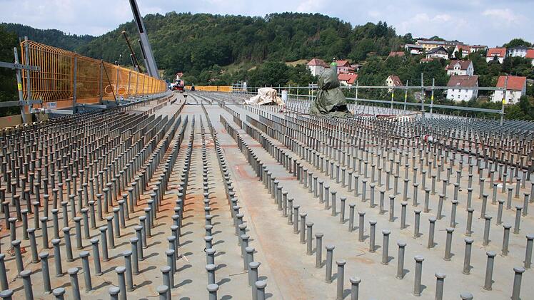 Blick auf die Brückenbaustelle in Untersteinach.  44 000 Kopfbolzendübel  gewährleisten später den  Verbund zwischen der Fahrbahnplatte aus Beton und dem Stahltragwerk. Foto: Jürgen Gärtner