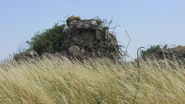 Trümmerreste aus fernen Zeiten am Wegesrand. Foto: Joachim Rübel