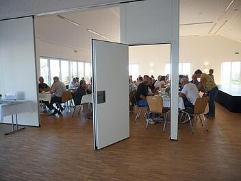 Helle Räume bietet das neue Gemeindehaus in Langenleiten. Davon überzeugten sich die Besucher beim Tag der offenen Tür.  Marion Eckert