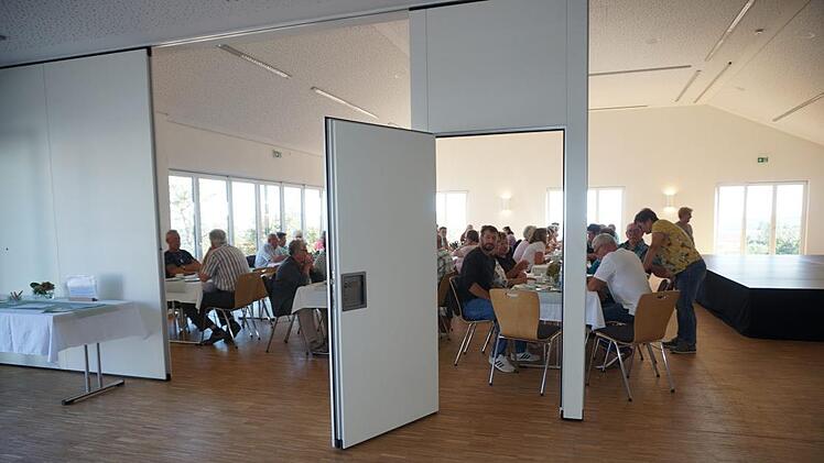Helle Räume bietet das neue Gemeindehaus in Langenleiten. Davon überzeugten sich die Besucher beim Tag der offenen Tür.  Marion Eckert