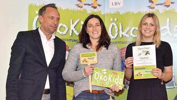 Der bayerische Umweltminister Thorsten Glauber übergab die Urkunde an Kita-Leiterin Agnes Güthlein (rechts) und Mitarbeiterin Claudia Franke im Rahmen einer Fachveranstaltung in Nürnberg.