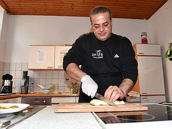 Mohamad Alkharsan kocht jeden Freitag im Café Lui20 in Bamberg von "Freund statt fremd". Inzwischen hat der Syrer auch einen eigenen Cateringservice - das Kochen hat ihm immer Halt gegeben. Foto: Ronald Rinklef