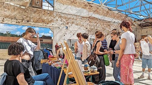 Zum Flohmarkt lädt der Verein Kunstwert am Sonntag, 29. Juni, ab 10 Uhr in die Fliegerhalle der Spinnerei Mainleus.