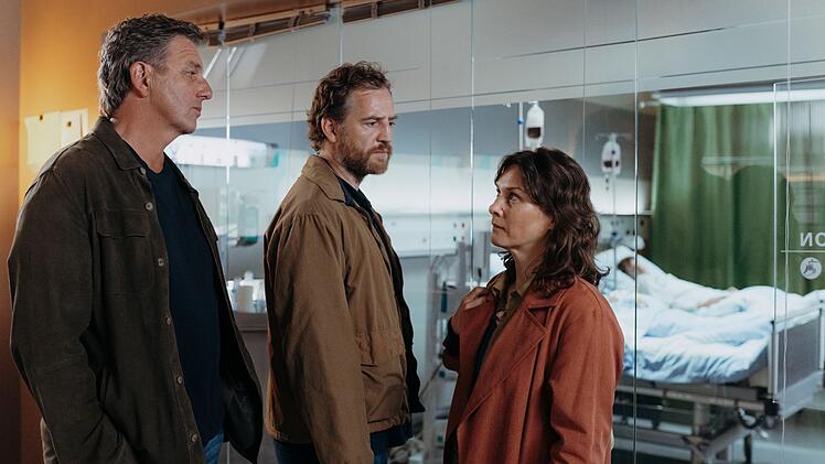 Martin (Hans Sigl, links) konfrontiert Clara Meindl (Kathrin von Steinburg, M.) und ihren Mann Jakob (Tom Radisch) mit schockierenden Neuigkeiten. Ihr beiden Kinder sind schwer krank und brauchen eine Stammzellenspende. Doch die vorhandene Spende reicht nicht f&uuml;r beide ...