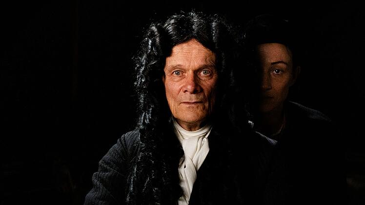 Edgar Selge (Bild, mit Aenne Schwarz) verk&ouml;rpert den ber&uuml;hmten deutschen Gelehrten Gottfried Wilhelm Leibniz.