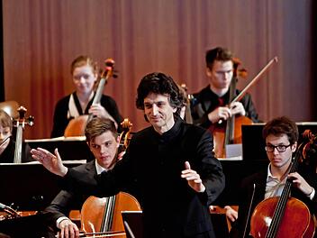 Unter Leitung von Michael Sanderling gastierte die "Deutsche Streicherphilharmonie" im Coburger Kongresshaus. Foto: Jochen Berger