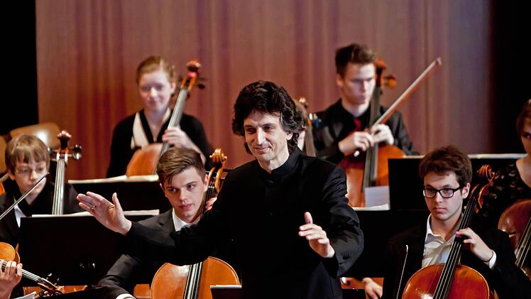 Unter Leitung von Michael Sanderling gastierte die "Deutsche Streicherphilharmonie" im Coburger Kongresshaus. Foto: Jochen Berger