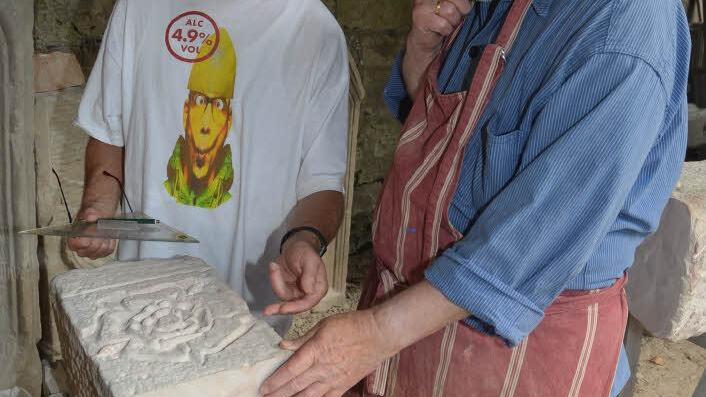 Manchmal muss auch der akademische Bildhauer Heinrich Schreiber (rechts) etwas nachdenken, wenn ihm seine Schüler, hier Peter Geist aus Hannover, um Rat fragen, wie sie ihr skizziertes Werk in Sandstein umsetzen können.