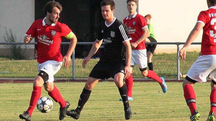 Der Baiersdorfer SV (rote Trikots) unterlag in der Landesliga Nordwest dem SV Pettstadt mit 0:2.  Fotos: Johannes Höllein