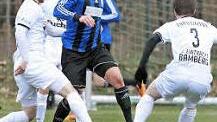 Dominik Schmitt (l.) und Johannes Trautmann (r.) attackieren den ballführenden Forchheimer Max Bauernschmitt. Foto: sportpress