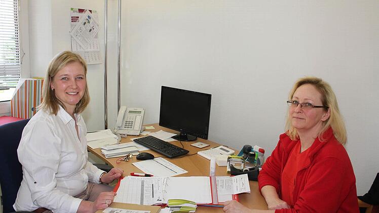 So sieht der Alltag hinter den Kulissen aus: Die Leiterin der Sozialstation im Gespräch mit ihrer Stellvertreterin Gudrun Schröder. Insgesamt werden derzeit 14 Pflegekräfte und vier Hauswirtschafterinnen bei der Awo-Sozialstation in der Blaich beschäftigt