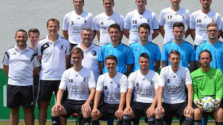 Marktzeuln verf&uuml;gt f&uuml;r die neue Saison &uuml;ber folgenden gro&szlig;en Kader (hinten, von links): Florian Rauch, Steffen Werner, Marcel Matuschek, Johannes Rauch, Daniel Jahn, Ulrich Backert, Adrian Kremer, Jelsan Yesurajah, Abteilungsleiter Dieter Rauch; (Mitte, v.l.) Kassier Francisco Martinez, Thomas Vogel, Trainer Oliver Kellner, Spielleiter Harald Dillinger, Daniel Stark, Florian Stark, Patrick Schr&ouml;der, Benedikt Schmidt, Alexander Werner, Oliver Sch&uuml;tz, Dirk Hilgendag, Torwarttrainer Udo Oppel, P...