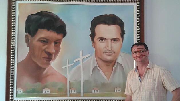 Dieses Bild zeigt die Ermordeten, Simao und Rudolf Lunkenbein; es hängt im Esszimmer der Patres in Meruri. Christian Lunkenbein trägt noch die ehrenvolle Gesichtsbemalung, die ihm bei der Ankunft aufgetragen wurde. Foto: Marion Lunkenbein