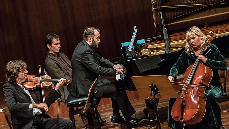 Mit seinem klangvollen Zusammenspiel beeindruckte das Plawner-Trio bei seinem Coburg-Gastspiel im Kongresshaus Rosengarten (von links): Piotr Plawner (Violine), Piotr Saljczyk (Klavier) und Isabella Klim (Violoncello). Foto: Jochen Berger