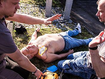 Obacht - beim "Schocken" den Patienten nicht berühren  Foto: privat