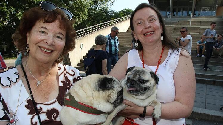 Asuncion Tokatzian (links), Vizepräsidentin des österreichischen Mopsclubs, mit Organisatorin Norah MeixnerDesombre