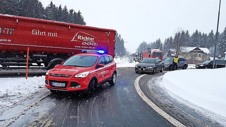 Nur mithilfe der Feuerwehr gelang es, den Verkehr in Steinbach am Wald nach und nach durch die Engstelle Kreisverkehr zu schleusen. Foto: privat