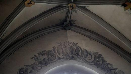 Wie der Innenraum nach einer &Uuml;berarbeitung aussehen k&ouml;nnte, ist auf der rechten Seite des Fensterbogens zu sehen.  Foto: Markus Hauck/pow