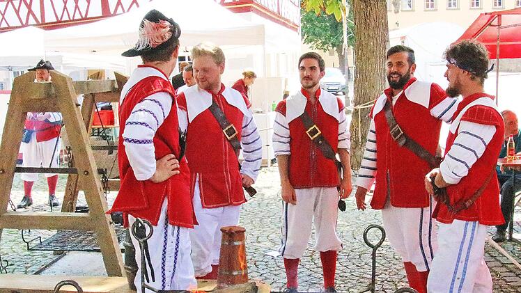 Trommler und Pfeifer ließen mit ihren Klängen akustisch das Mittelalter  aufleben. Foto: Dieter Britz