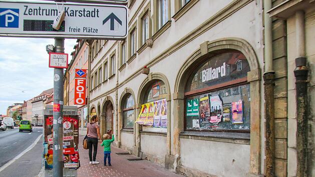 Hingucker mit Gruselcharme: Das verfallende Anwesen prägt das Stadtbild in der einst als Einkaufsmeile bekannten Unteren Königstraße. Fotos: Sebastian Schanz