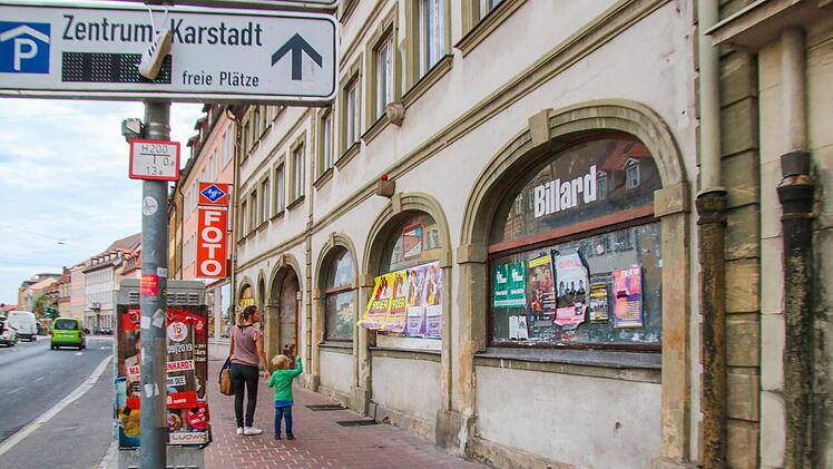 Hingucker mit Gruselcharme: Das verfallende Anwesen prägt das Stadtbild in der einst als Einkaufsmeile bekannten Unteren Königstraße. Fotos: Sebastian Schanz