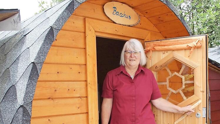 Bei Ulrike Gumbrecht kann man im Holzfass übernachten.