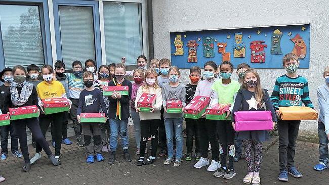 Fleißig haben die Schüler Päckchen für ihre Altersgenossen in Osteuropa gepackt.