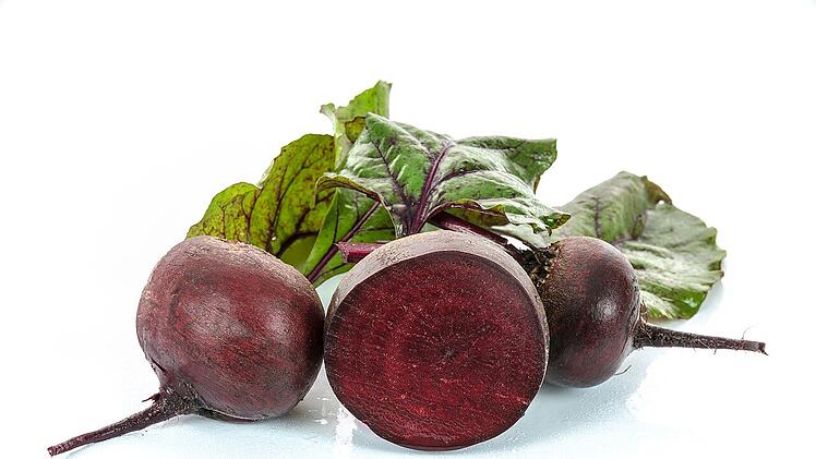 Der Farbstoff Betanin, der in Roter Beete enthalten ist, eignet sich auch als natürliches Färbemittel.