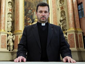 Pfarrer Anton Heinz  vor dem Hauptaltar der Martinskirche, seiner neuen  Wirkungsstätte Foto:  Matthias  Hoch