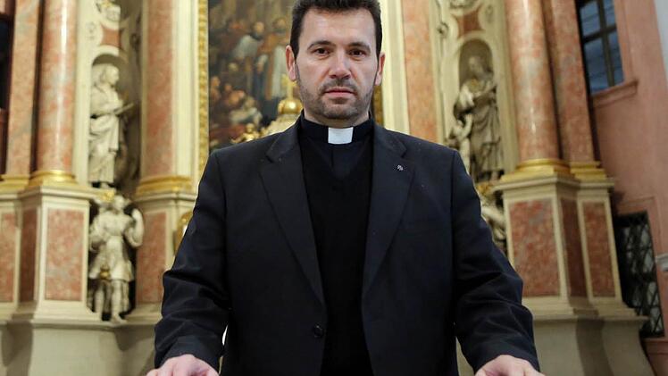 Pfarrer Anton Heinz  vor dem Hauptaltar der Martinskirche, seiner neuen  Wirkungsstätte Foto:  Matthias  Hoch