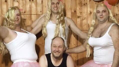 Solche "Schönheiten" gibt es nur beim Männerballett in Wermerichshausen.  Fotos: Gabriele Seifried