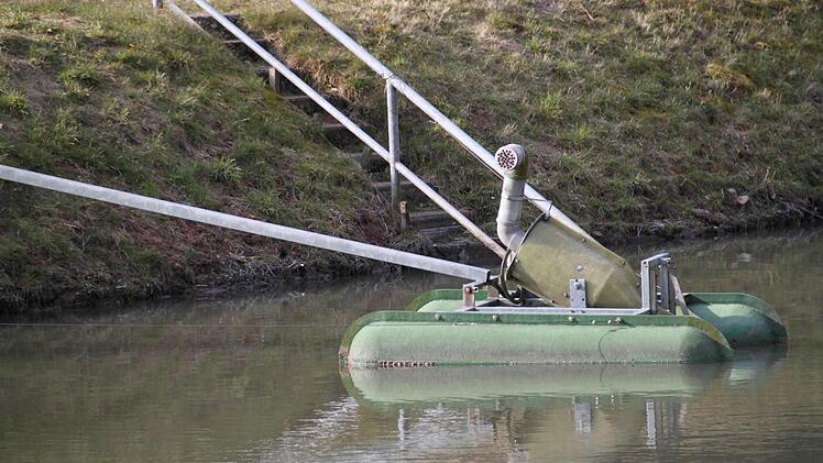 Im ersten Teich wird das Wasser mit Hilfe dieser Maschinen mit Sauerstoff angereichert, damit Mikroorganismen die Schadstoffe besser abbauen können.