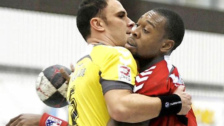 Der HSC 2000 Coburg und der HSC Bad Neustadt wollen auf jeden Fall zusammen in einer 3. Liga bleiben, so wie es hier der sprunggewaltige Gary Hines (Bad Neustadt) und der Coburger Kapitän Ronny Göhl demonstrieren, egal ob in der 3. Liga Ost oder Süd. Foto: Archiv/Iris Bilek