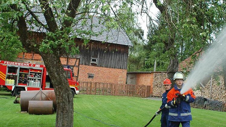Blitzschnell "löschen" Luca Schnetter und Jannik Karsch den "Brand" an der Holzhütte. Foto Gabi Arnold