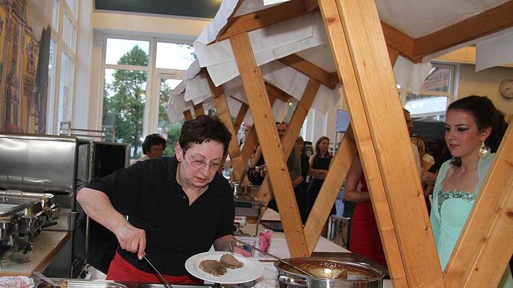 Deftiger Braten und handgerollte Klöße sorgten für Stärkung bei der langen Feiernacht. Foto: Sonja Adam