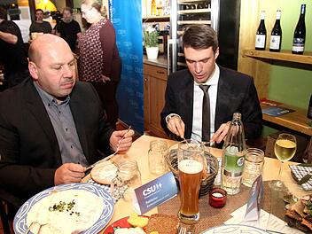 Staatssekretär Stefan Müller war Gastredner bei der CSU im Herzogenauracher Turmkämmerla. Unser Foto zeigt ihn beim Heringsessen mit Stadtrat Walter Drebinger.  Fotos: Richard Sänger