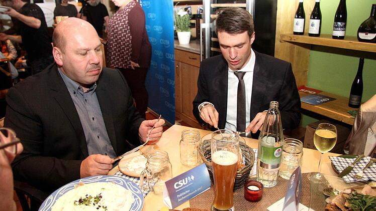 Staatssekretär Stefan Müller war Gastredner bei der CSU im Herzogenauracher Turmkämmerla. Unser Foto zeigt ihn beim Heringsessen mit Stadtrat Walter Drebinger.  Fotos: Richard Sänger