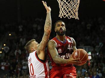 Neuzugang gegen Abgang: Bryce Taylor (mit Ball) zieht gegen Daniel Theis, der in die NBA wechselt, zum Korb. Foto: imago