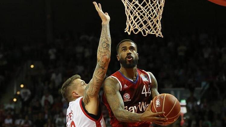Neuzugang gegen Abgang: Bryce Taylor (mit Ball) zieht gegen Daniel Theis, der in die NBA wechselt, zum Korb. Foto: imago