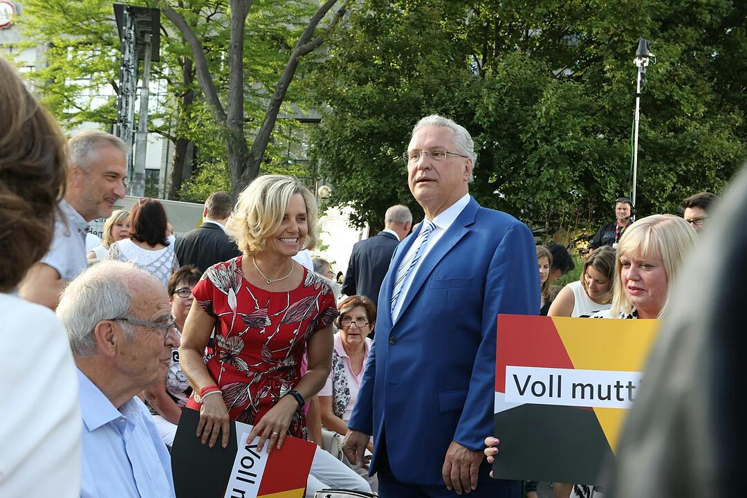 Jubel und Pfiffe für Angela Merkel in Erlangen