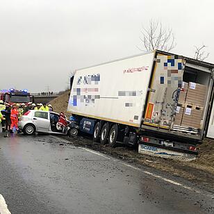 Tödlicher Unfall auf B303: Auto kracht in Lkw und wird mitgerissen