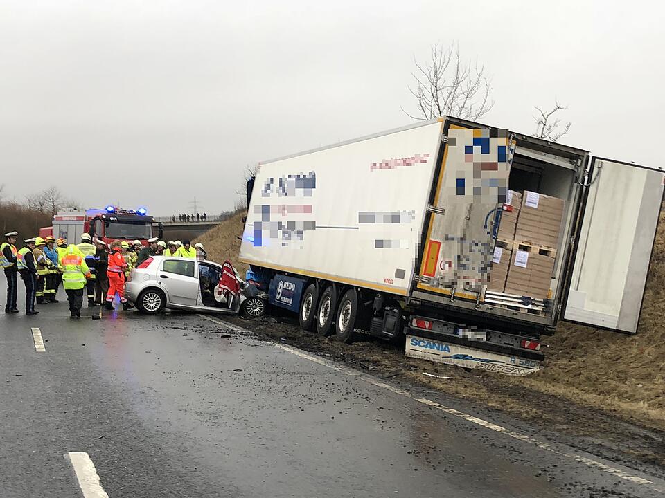 Tödlicher Unfall auf B303: Auto kracht in Lkw und wird mitgerissen