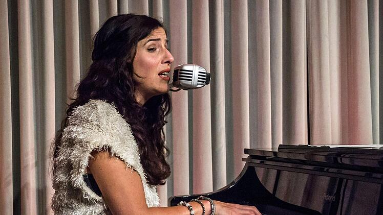 Ein Wiederhören mit der Singer-Songwriterin Ann Vriend gab es in Coburg. Am E-Bass begleitete Reid Thiel die Sängerin und Pianistin.Foto: Jochen Berger